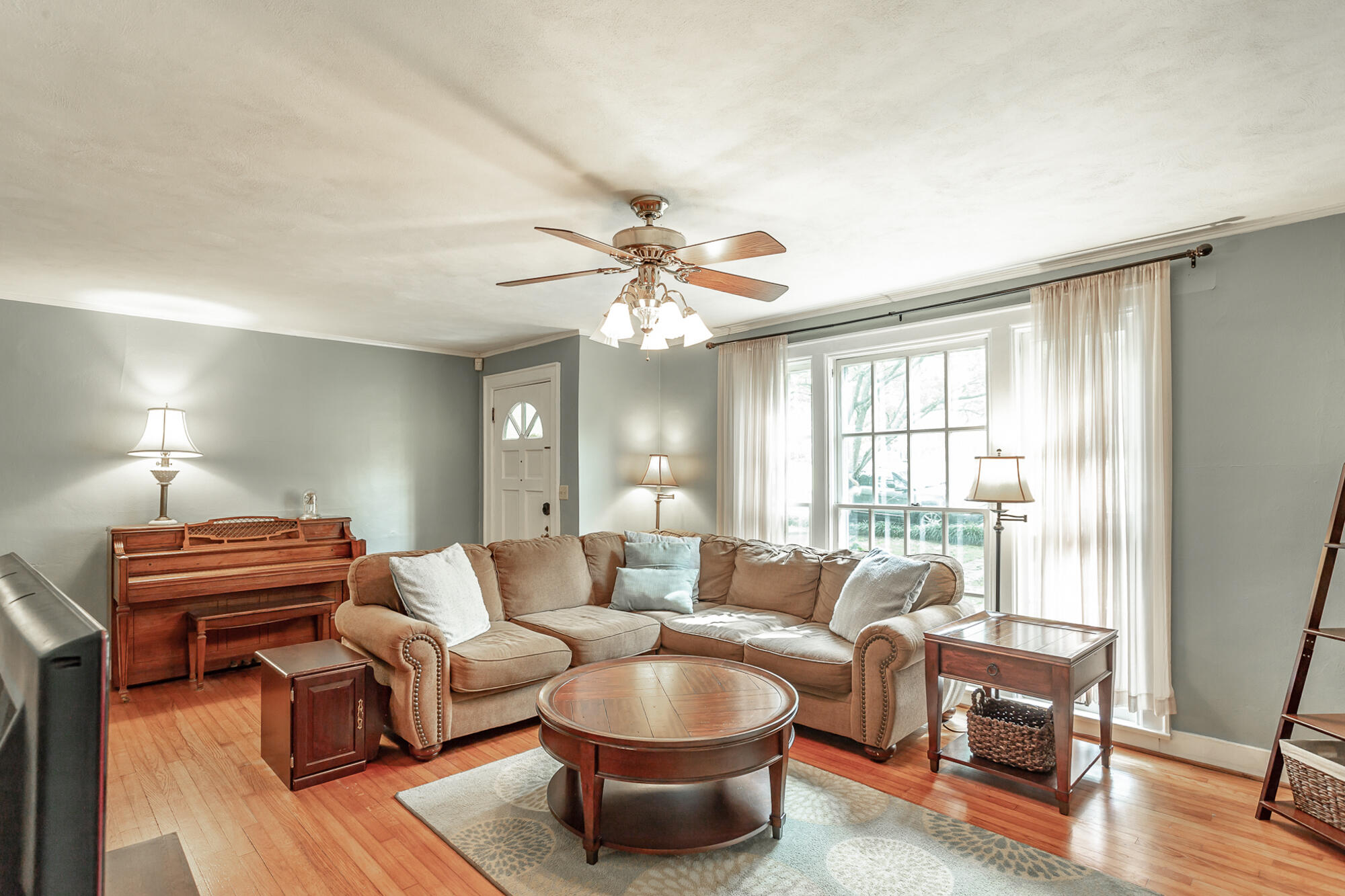 923 Signal Road Signal Mountain, TN 37377 - Photo 6 of 28 Living room with natural lighting.