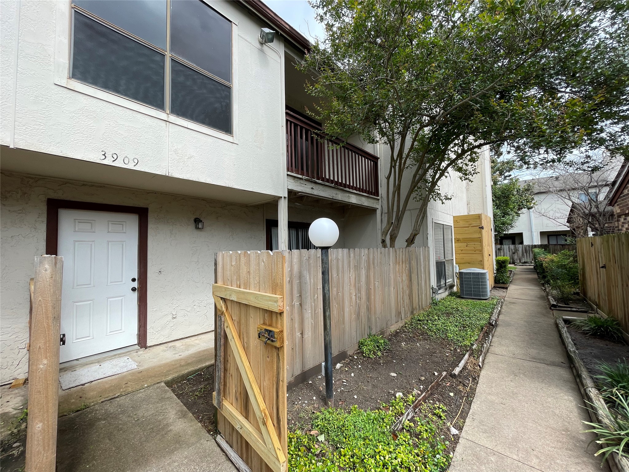 3909 Tanglewilde Street, Unit 3909 Houston, TX 77063 - Photo 2 of 21