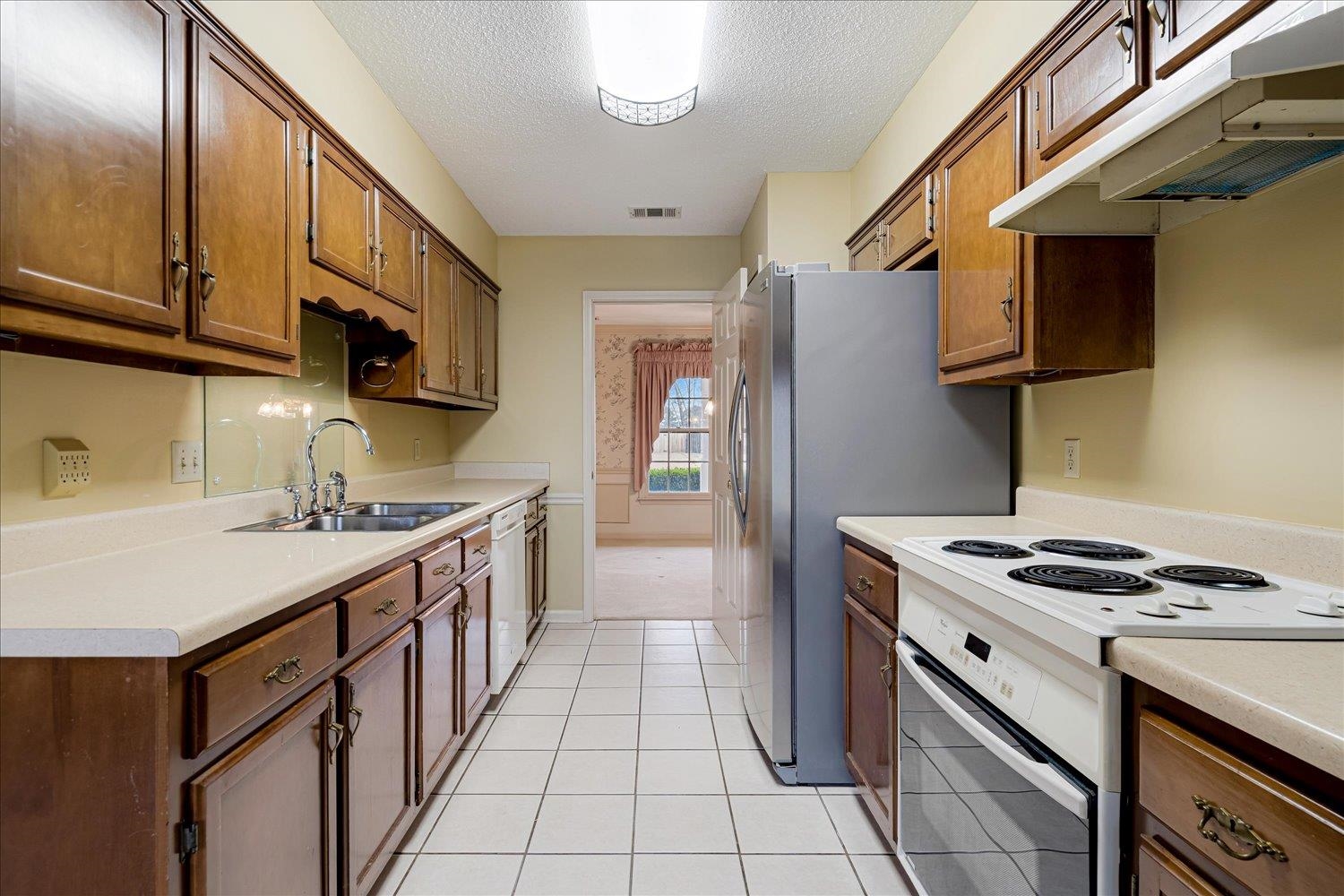 489 Autumn Trail Cove Collierville, TN 38017 - Photo 11 of 30 a kitchen with stainless steel appliances a sink stove and refrigerator