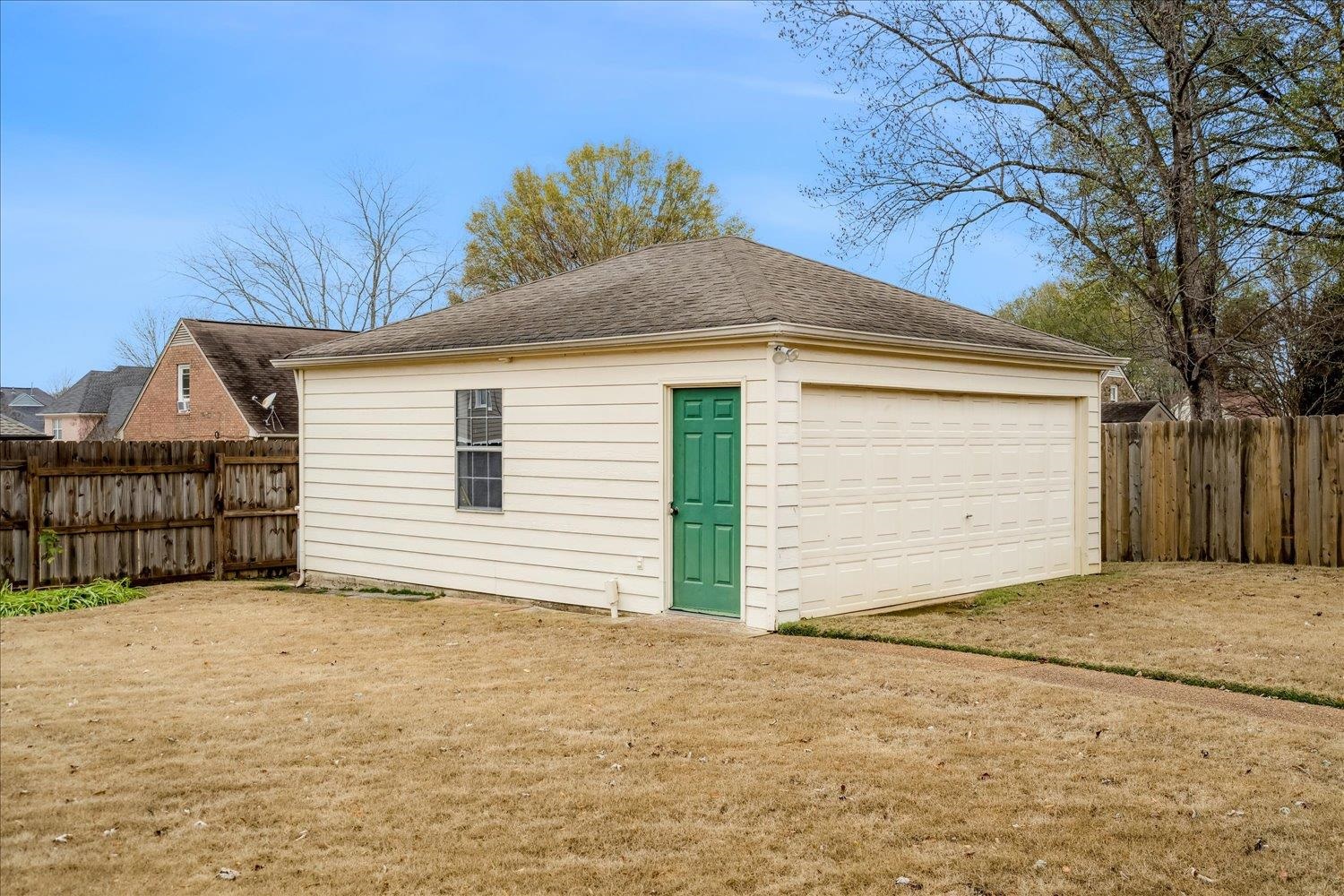 489 Autumn Trail Cove Collierville, TN 38017 - Photo 29 of 30 a backyard of a house
