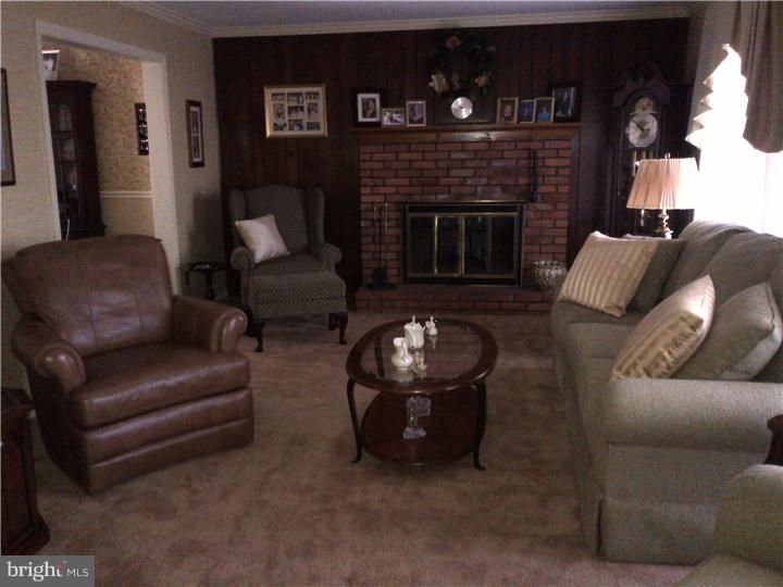 225 Maron Road Hatfield, PA 19440 - Photo 4 of 16 Living Room