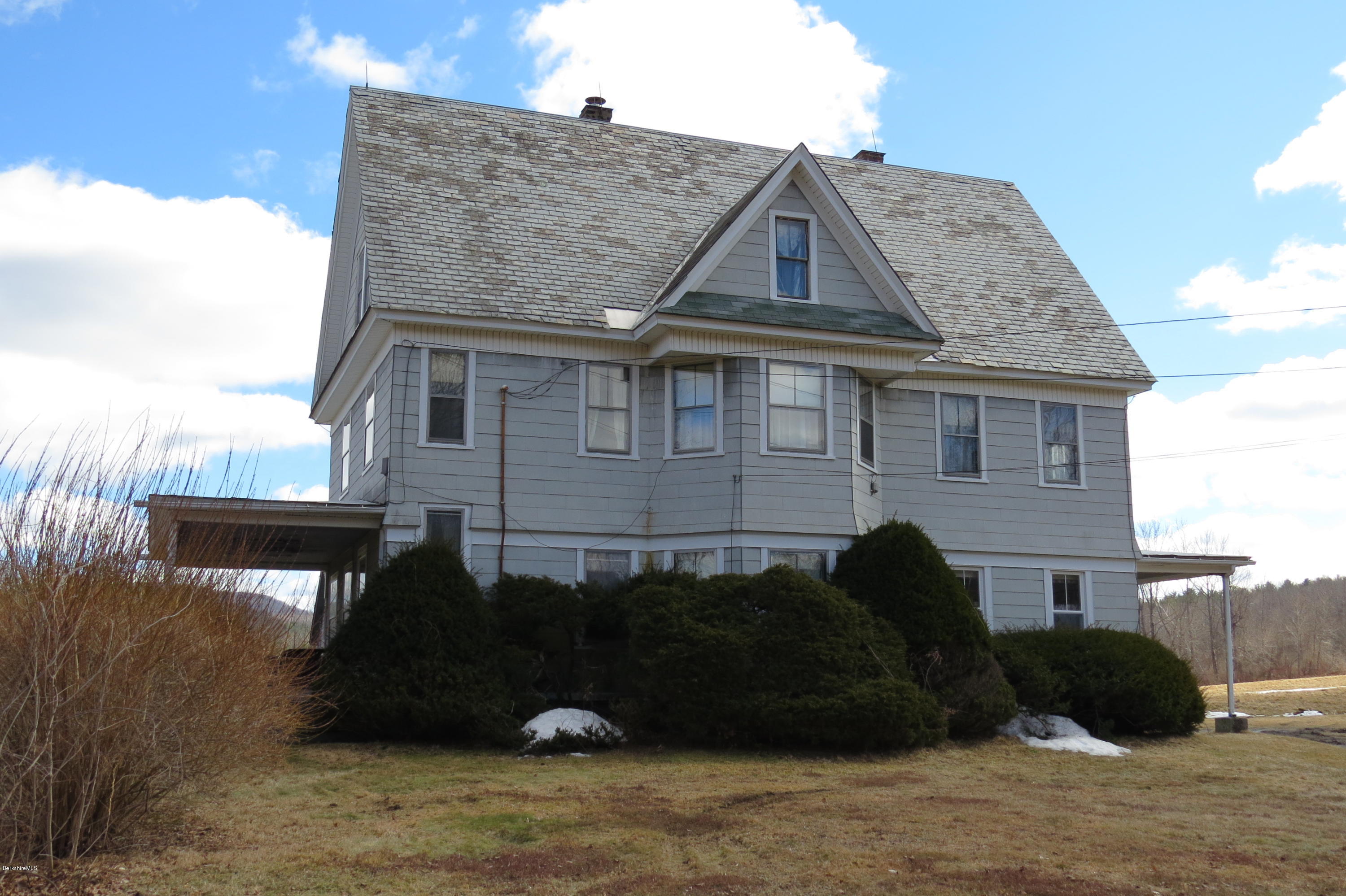 98 Alger Street Adams, MA 01220 - Photo 3 of 31 IMG_7227