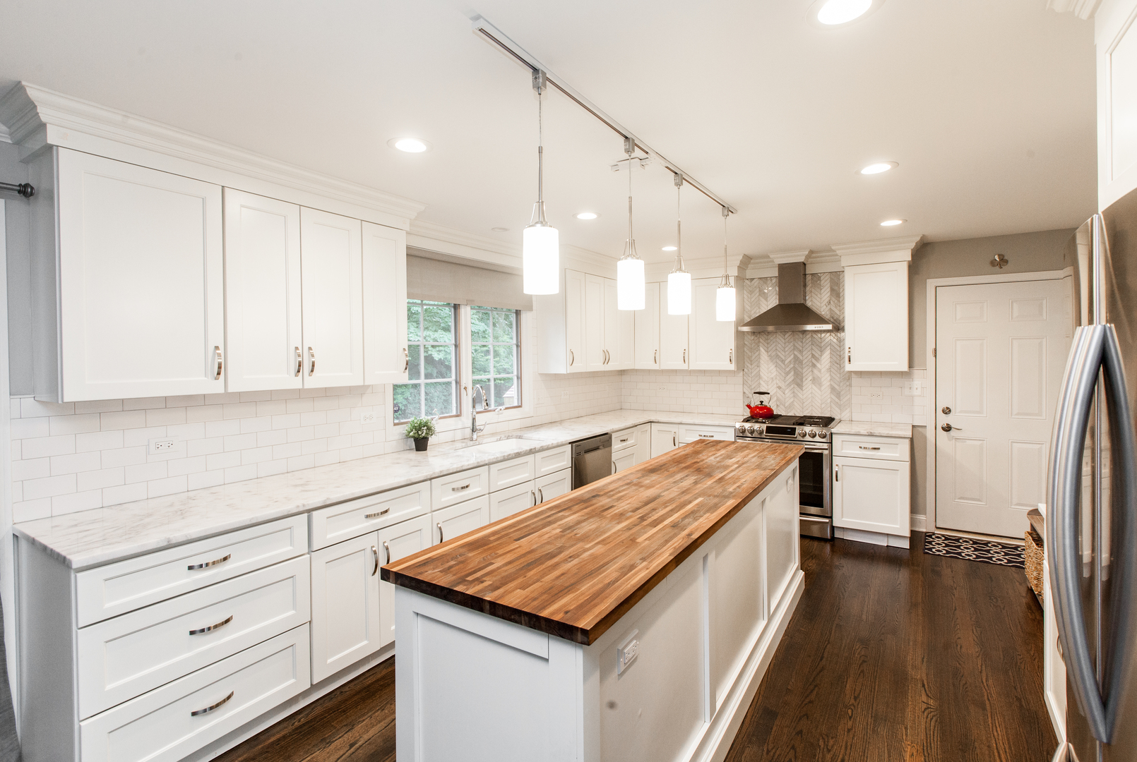 1 Juniper Road Rolling Meadows, IL 60008 - Photo 8 of 29 a kitchen with a sink stove and refrigerator