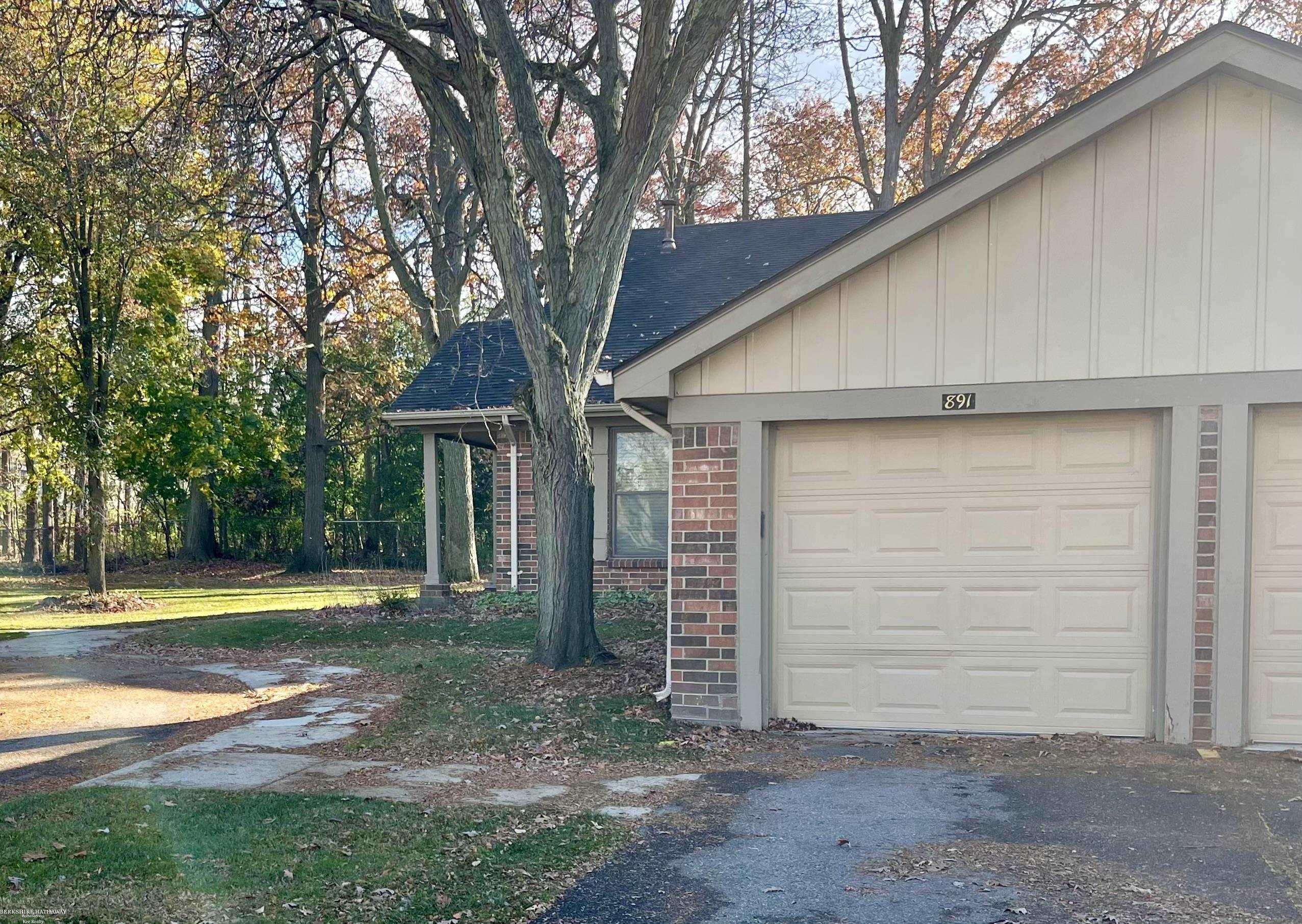 891 Lafayette Court Rochester, MI 48307 - Photo 3 of 27 One Car Garage