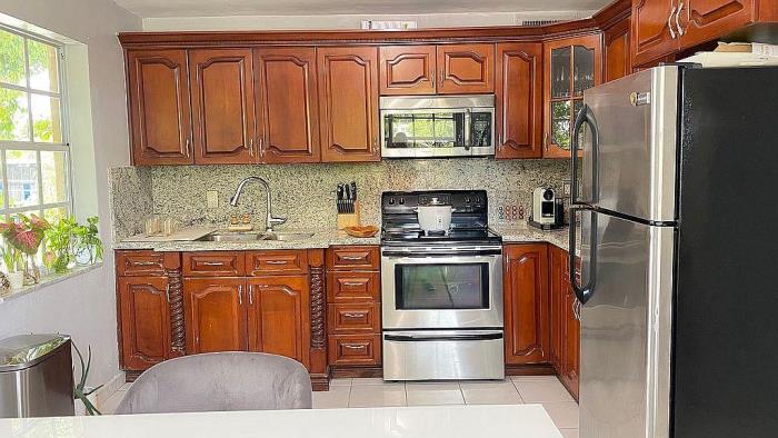 825 Southeast 12th Street Hialeah, FL 33010 - Photo 1 of 9