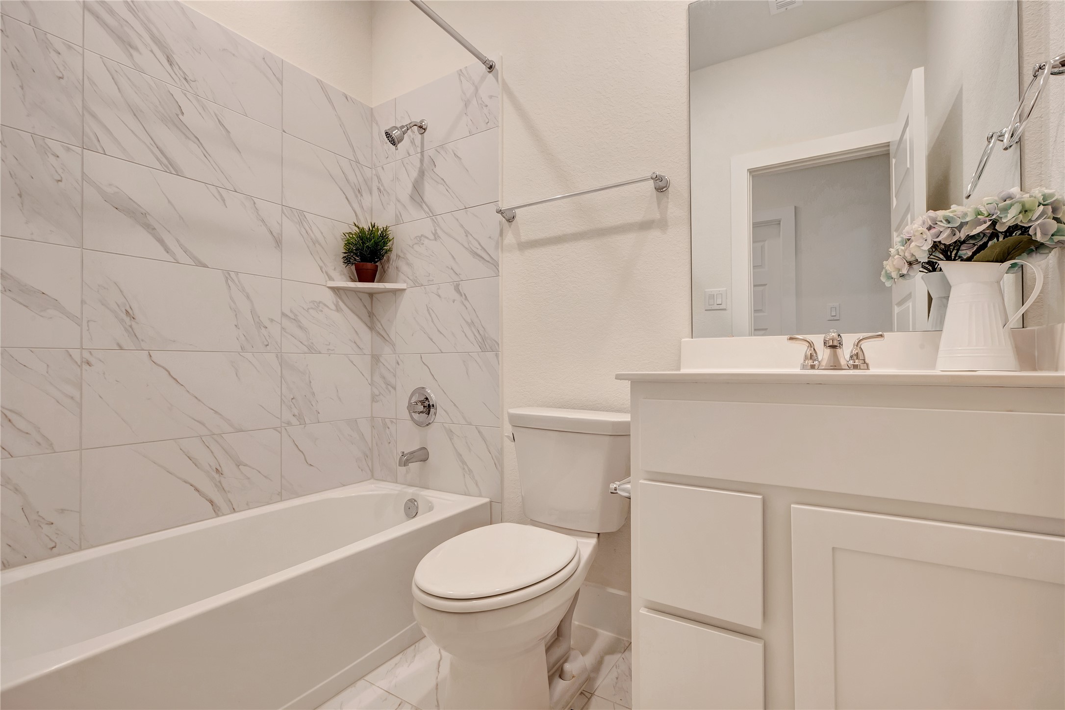 6027 Churchill Spgs Lane Fulshear, TX 77441 - Photo 19 of 25 a bathroom with a sink a toilet and bathtub