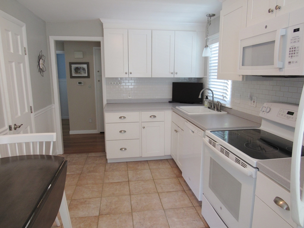 37 Denwall Drive Springfield, MA 01119 - Photo 3 of 32