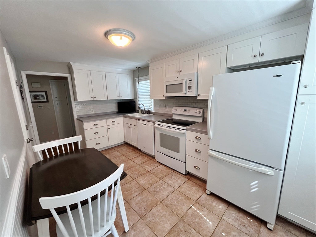 37 Denwall Drive Springfield, MA 01119 - Photo 4 of 32