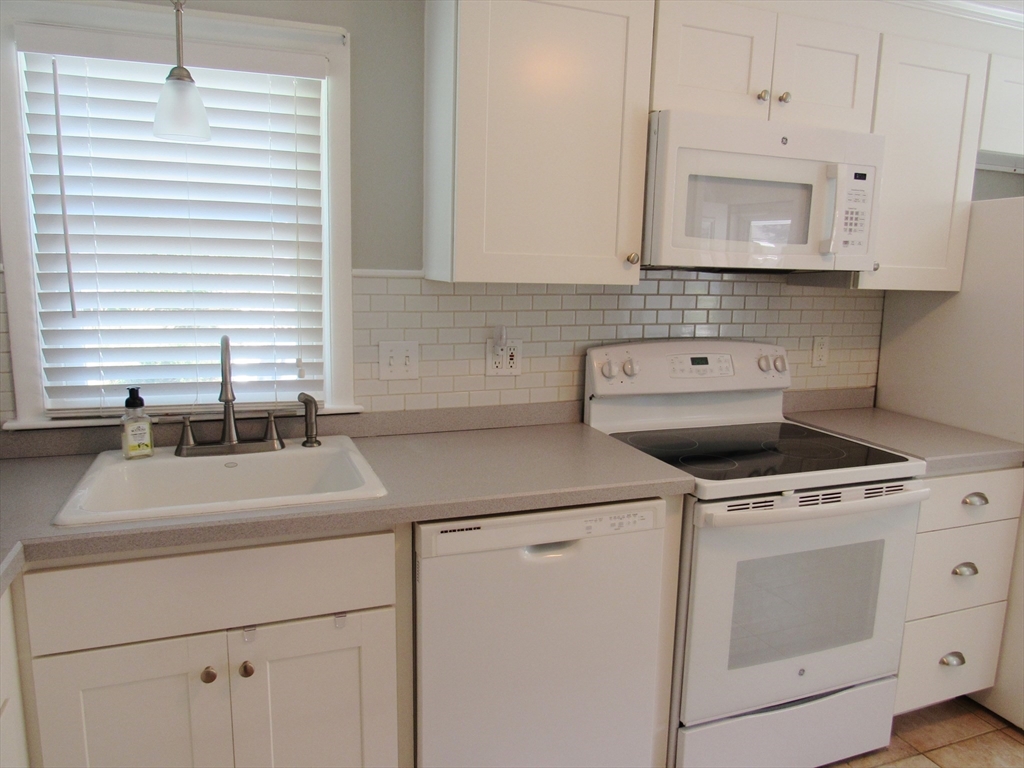 37 Denwall Drive Springfield, MA 01119 - Photo 6 of 32