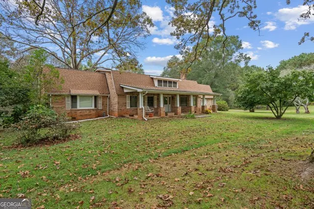 a view of a house with a yard
