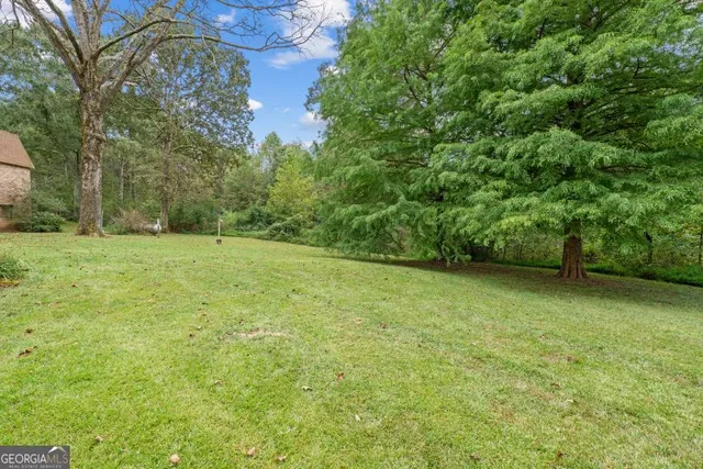 a view of a house with backyard