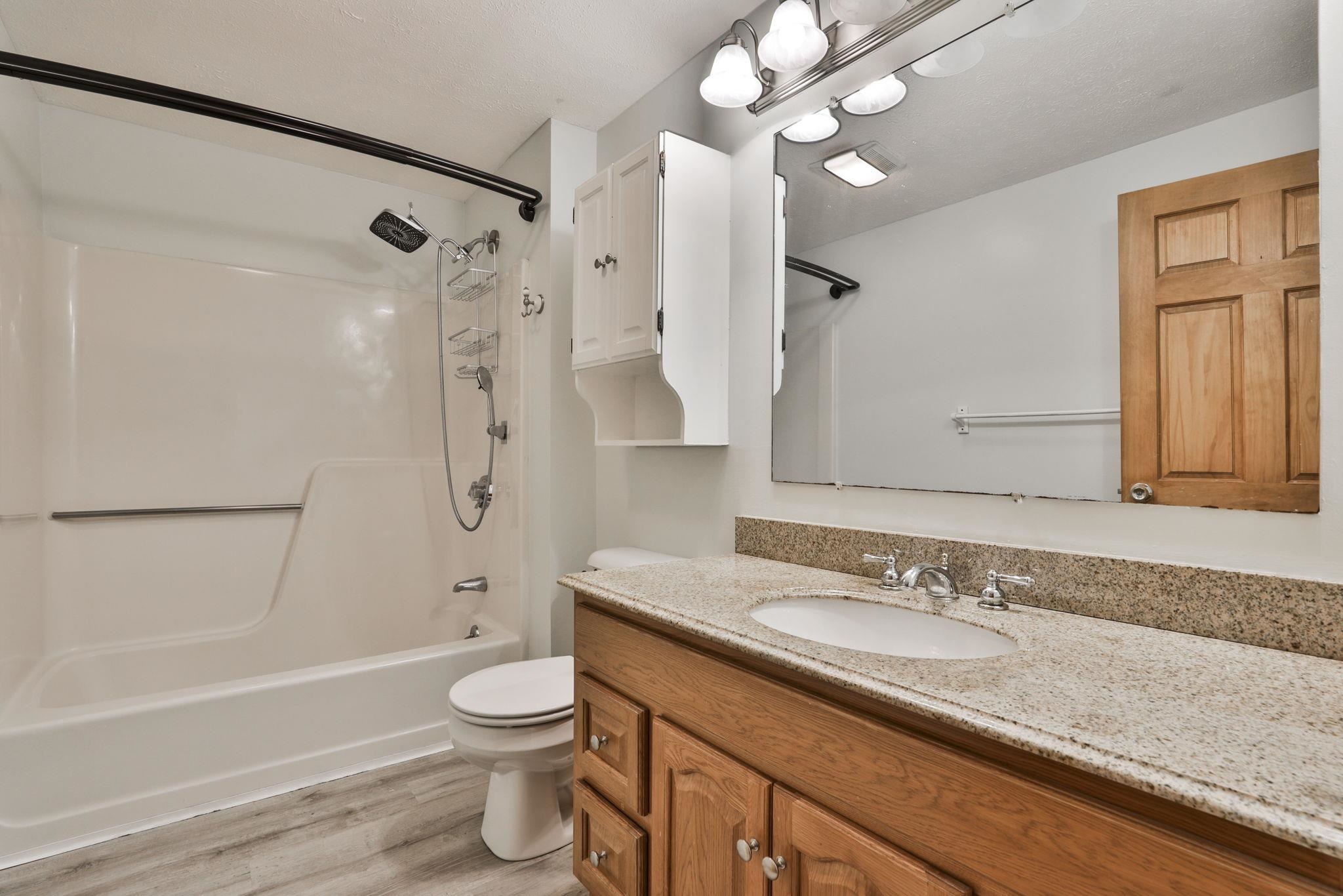 879 Mammoth Road, Unit 5 Manchester, NH 03104 - Photo 19 of 33