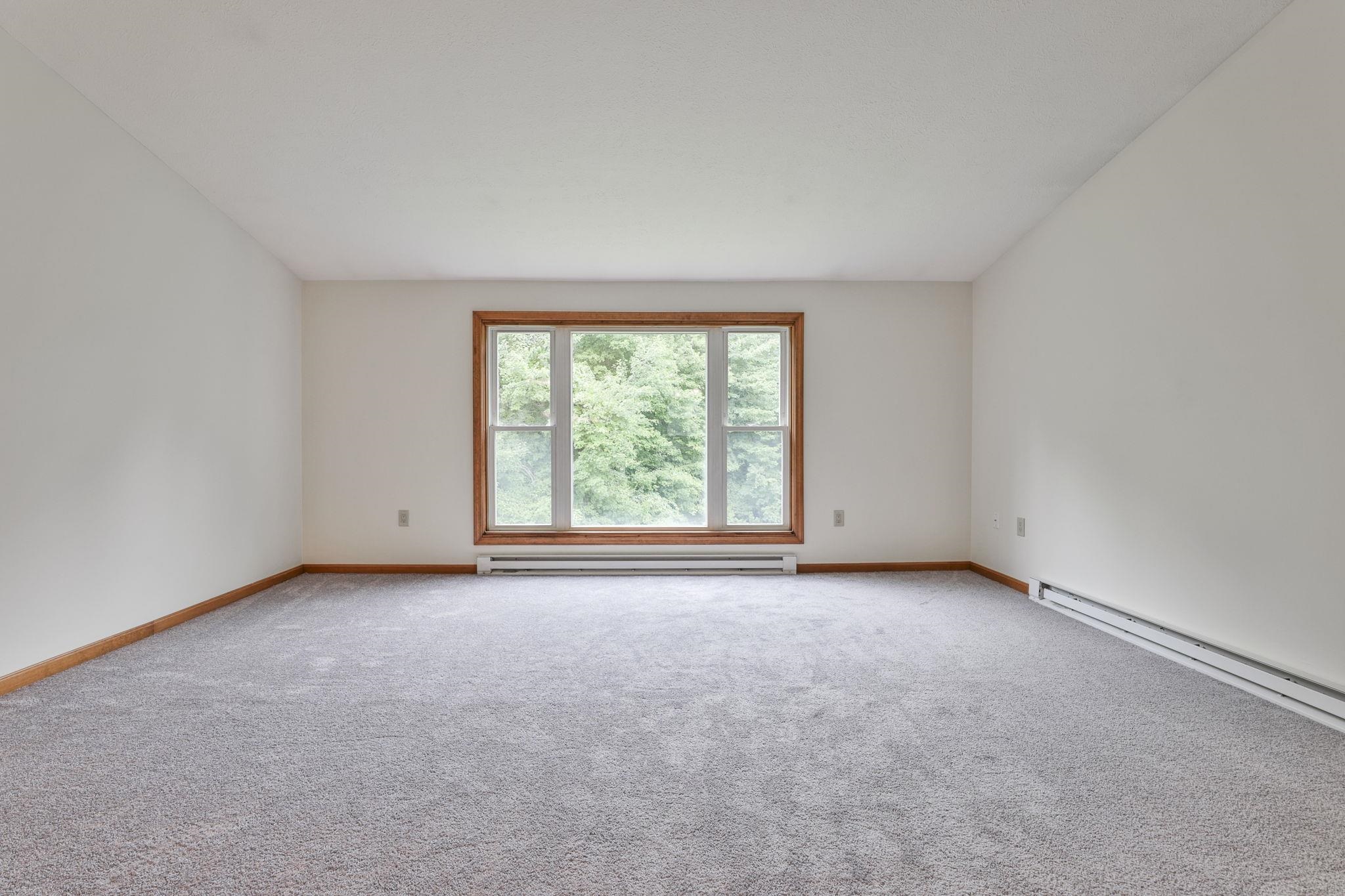 879 Mammoth Road, Unit 5 Manchester, NH 03104 - Photo 3 of 33