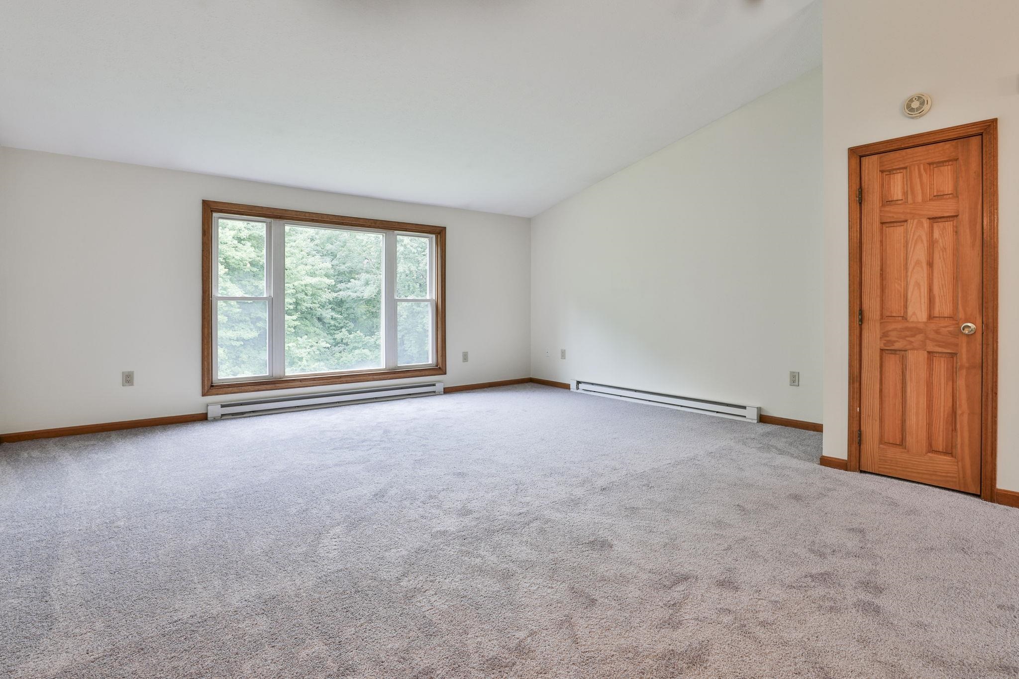 879 Mammoth Road, Unit 5 Manchester, NH 03104 - Photo 4 of 33
