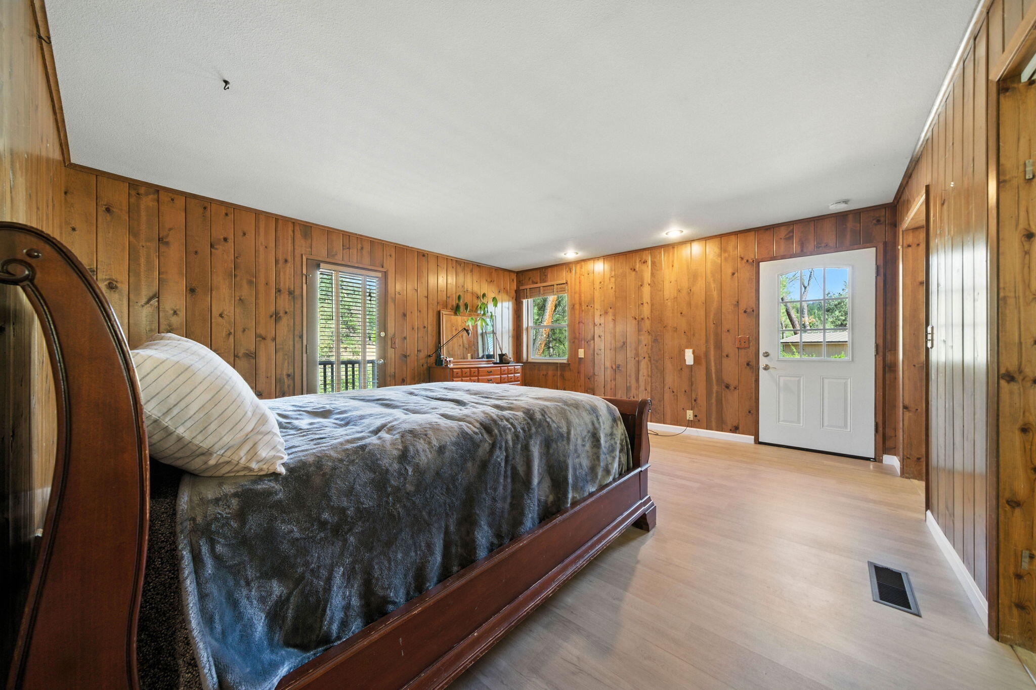 61 Chief George Lewiston, CA 96052 - Photo 40 of 101 a bed sitting in a spacious bedroom next to a window