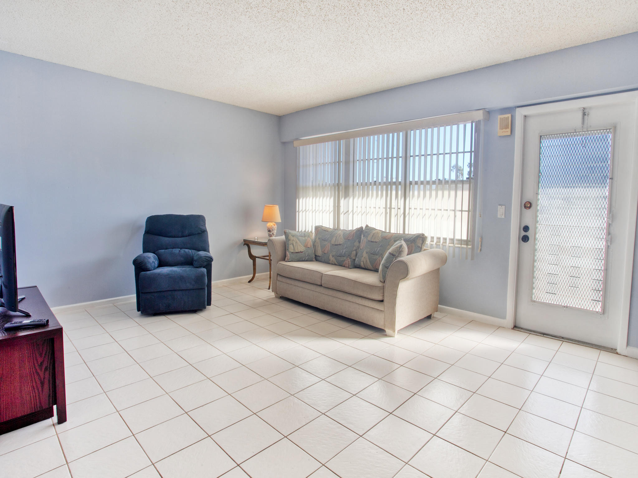 460 Mansfield F, Unit K Boca Raton, FL 33434 - Photo 8 of 40 LIVING ROOM