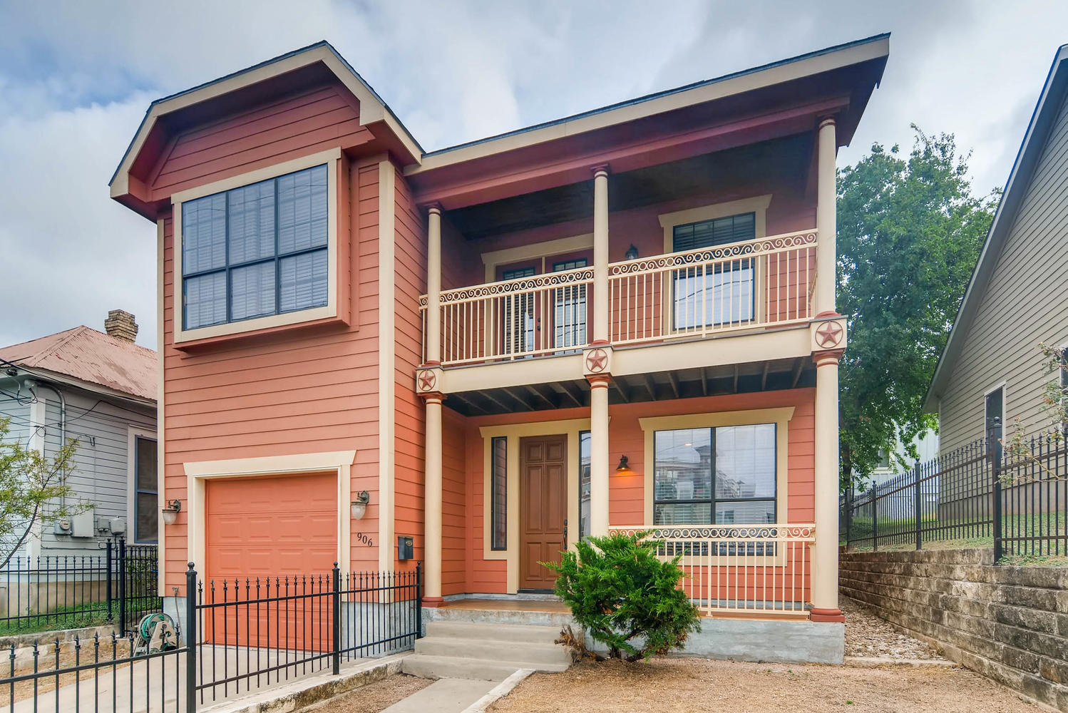 906 Juniper Street Austin, TX 78702 - Photo 2 of 28 front view of a house
