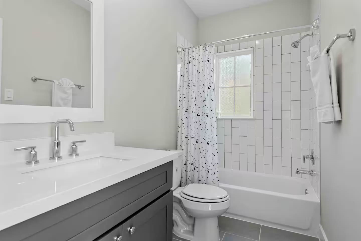 4202 Gillespie Street, Unit A Houston, TX 77020 - Photo 16 of 20 a bathroom with a sink a toilet and a bathtub