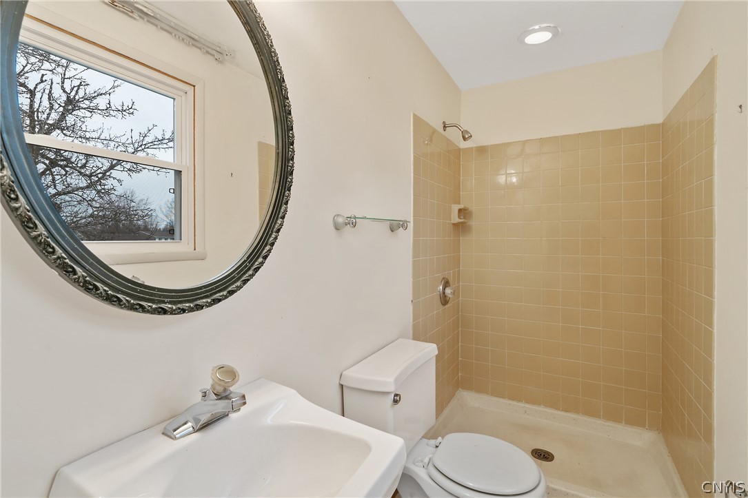5984 Darby Road Cicero, NY 13039 - Photo 21 of 43 Primary bath
