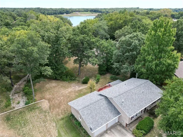 $399,000 | 207 Lakewood Drive, Hillsboro, IL 62049