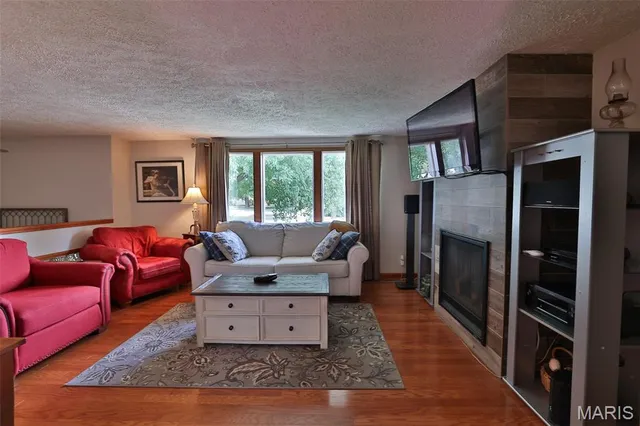 $399,000 | 207 Lakewood Drive, Hillsboro, IL 62049