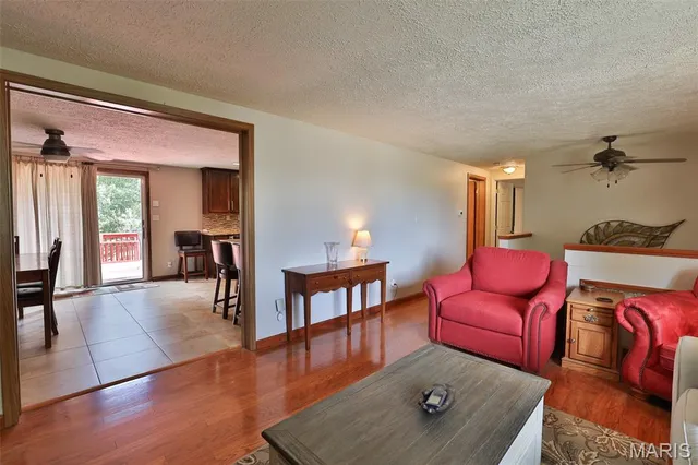 $399,000 | 207 Lakewood Drive, Hillsboro, IL 62049