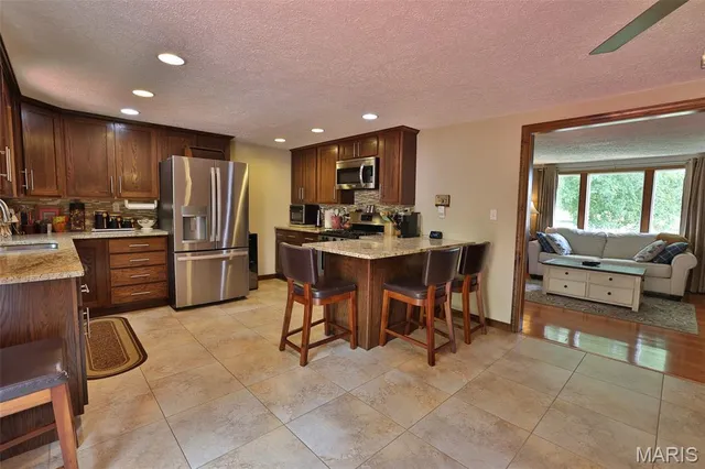 $399,000 | 207 Lakewood Drive, Hillsboro, IL 62049