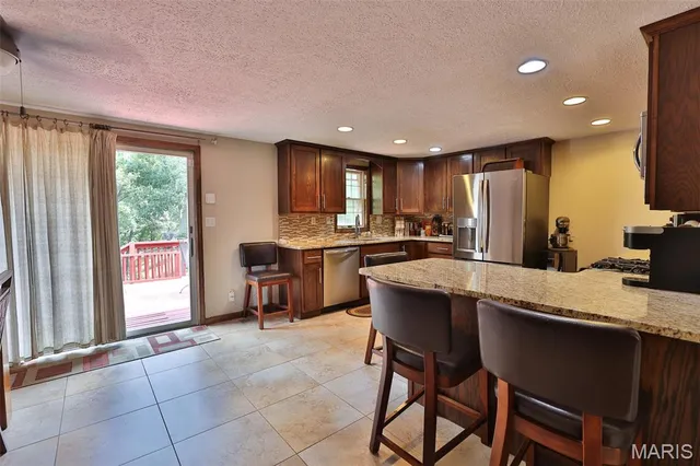 $399,000 | 207 Lakewood Drive, Hillsboro, IL 62049