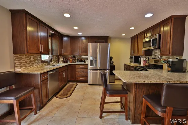 $399,000 | 207 Lakewood Drive, Hillsboro, IL 62049