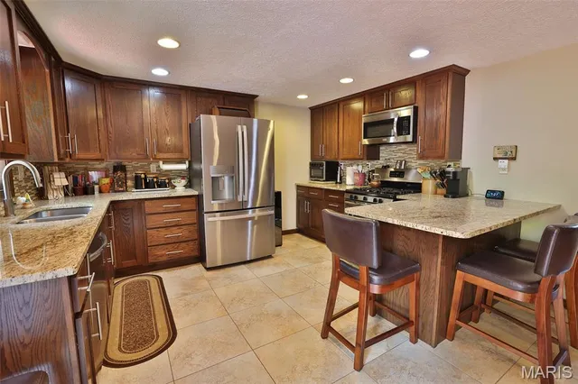 $399,000 | 207 Lakewood Drive, Hillsboro, IL 62049