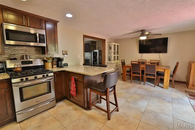 $399,000 | 207 Lakewood Drive, Hillsboro, IL 62049