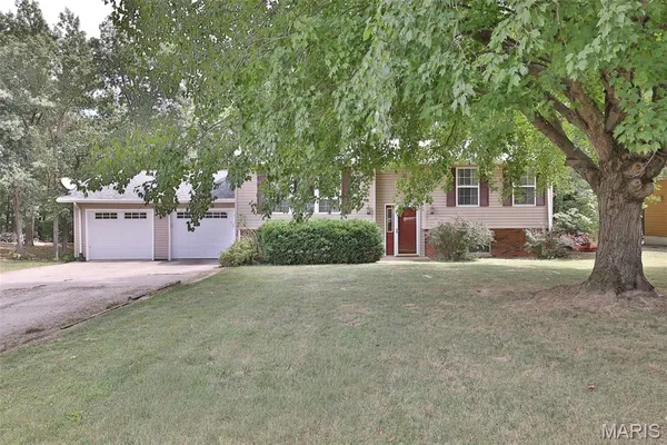 $399,000 | 207 Lakewood Drive, Hillsboro, IL 62049