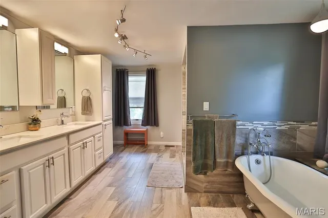 $399,000 | 207 Lakewood Drive, Hillsboro, IL 62049