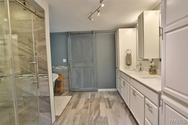 $399,000 | 207 Lakewood Drive, Hillsboro, IL 62049