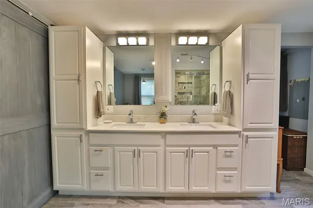 $399,000 | 207 Lakewood Drive, Hillsboro, IL 62049