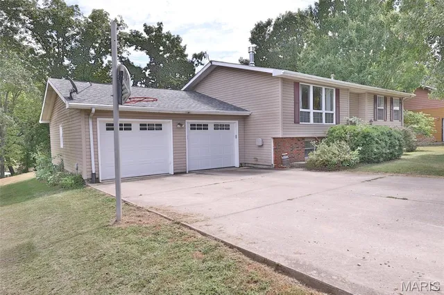 $399,000 | 207 Lakewood Drive, Hillsboro, IL 62049