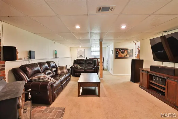 $399,000 | 207 Lakewood Drive, Hillsboro, IL 62049