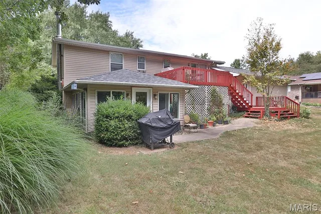 $399,000 | 207 Lakewood Drive, Hillsboro, IL 62049