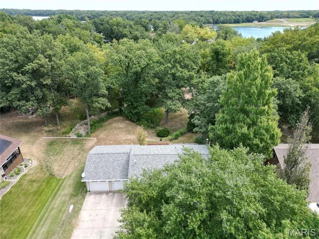 $399,000 | 207 Lakewood Drive, Hillsboro, IL 62049