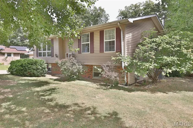 $399,000 | 207 Lakewood Drive, Hillsboro, IL 62049