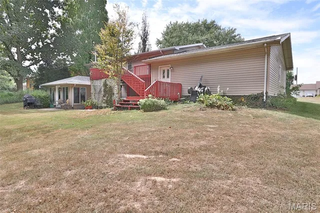 $399,000 | 207 Lakewood Drive, Hillsboro, IL 62049