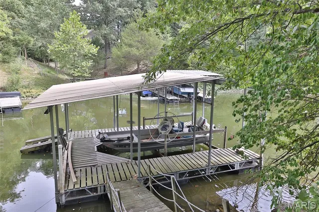 $399,000 | 207 Lakewood Drive, Hillsboro, IL 62049