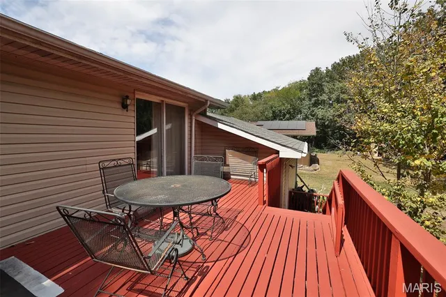 $399,000 | 207 Lakewood Drive, Hillsboro, IL 62049