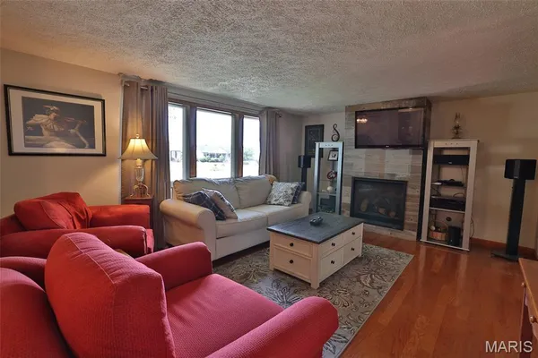 $399,000 | 207 Lakewood Drive, Hillsboro, IL 62049