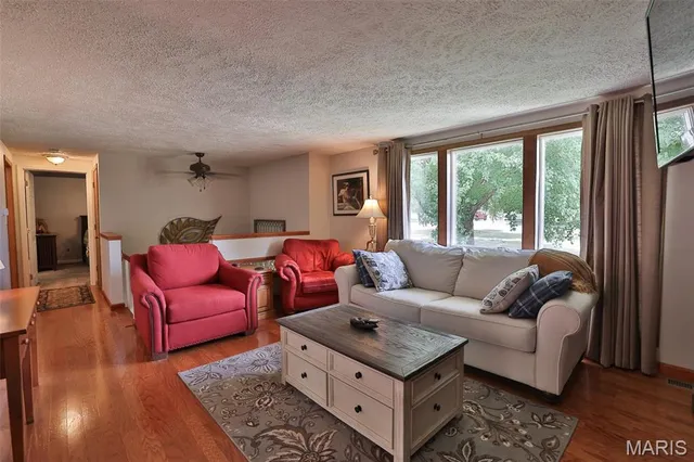 $399,000 | 207 Lakewood Drive, Hillsboro, IL 62049