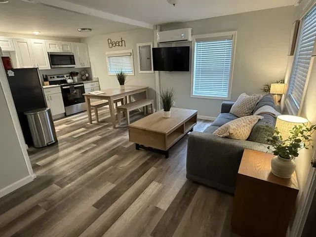 $2,000 | 19 Auburn Avenue, Unit 1, Hampton, NH 03842