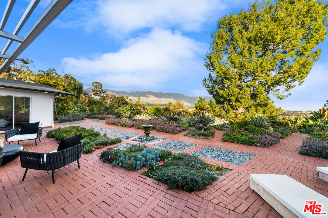 1820 Braemar Road Pasadena, CA 91103 - Photo 19 of 75 a view of a backyard with sitting area