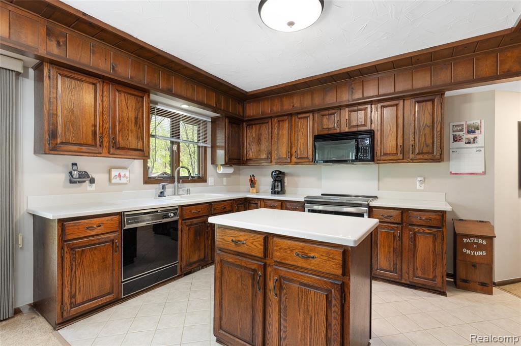 9730 Gibbs Road Clarkston, MI 48348 - Photo 6 of 39