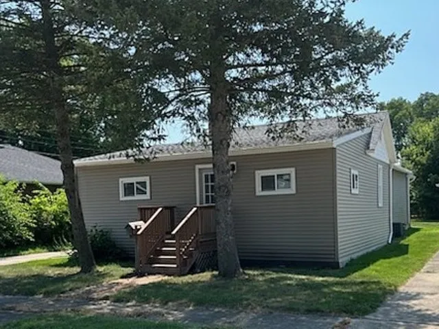 a view of a house with a yard