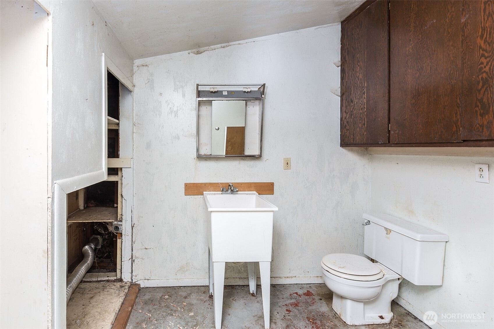 910 East 7th Street Port Angeles, WA 98362 - Photo 16 of 33 a white toilet sitting next to a bathroom sink
